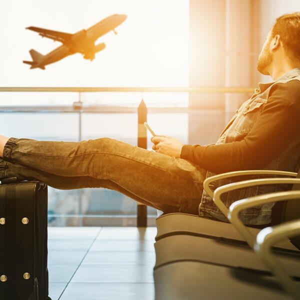 Chip internacional para EUA, homem vendo um aviao enquanto espera no aeroporto
